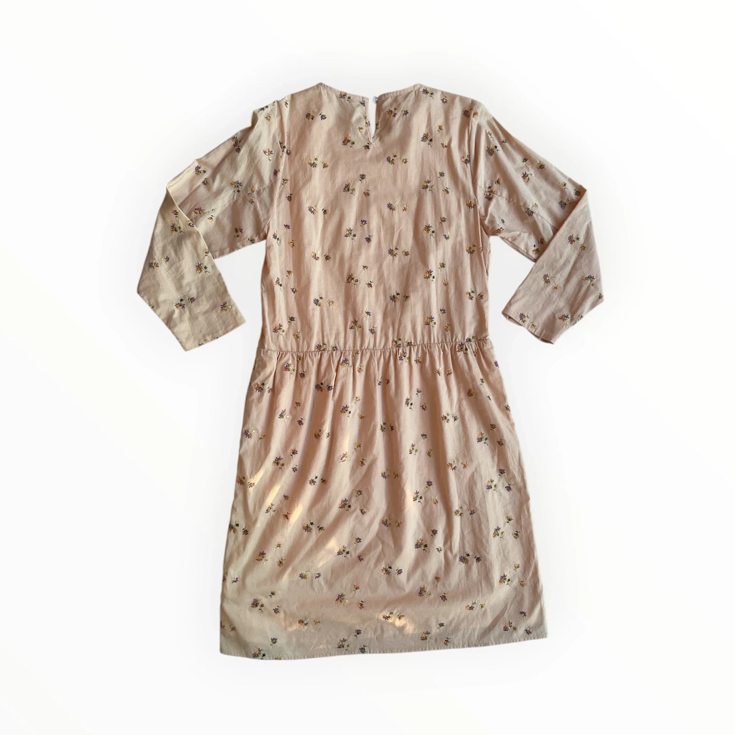 Lichtroze Pierrot Outlet jurk met lange mouwen en een verfijnd bloemenpatroon voor een romantische uitstraling.