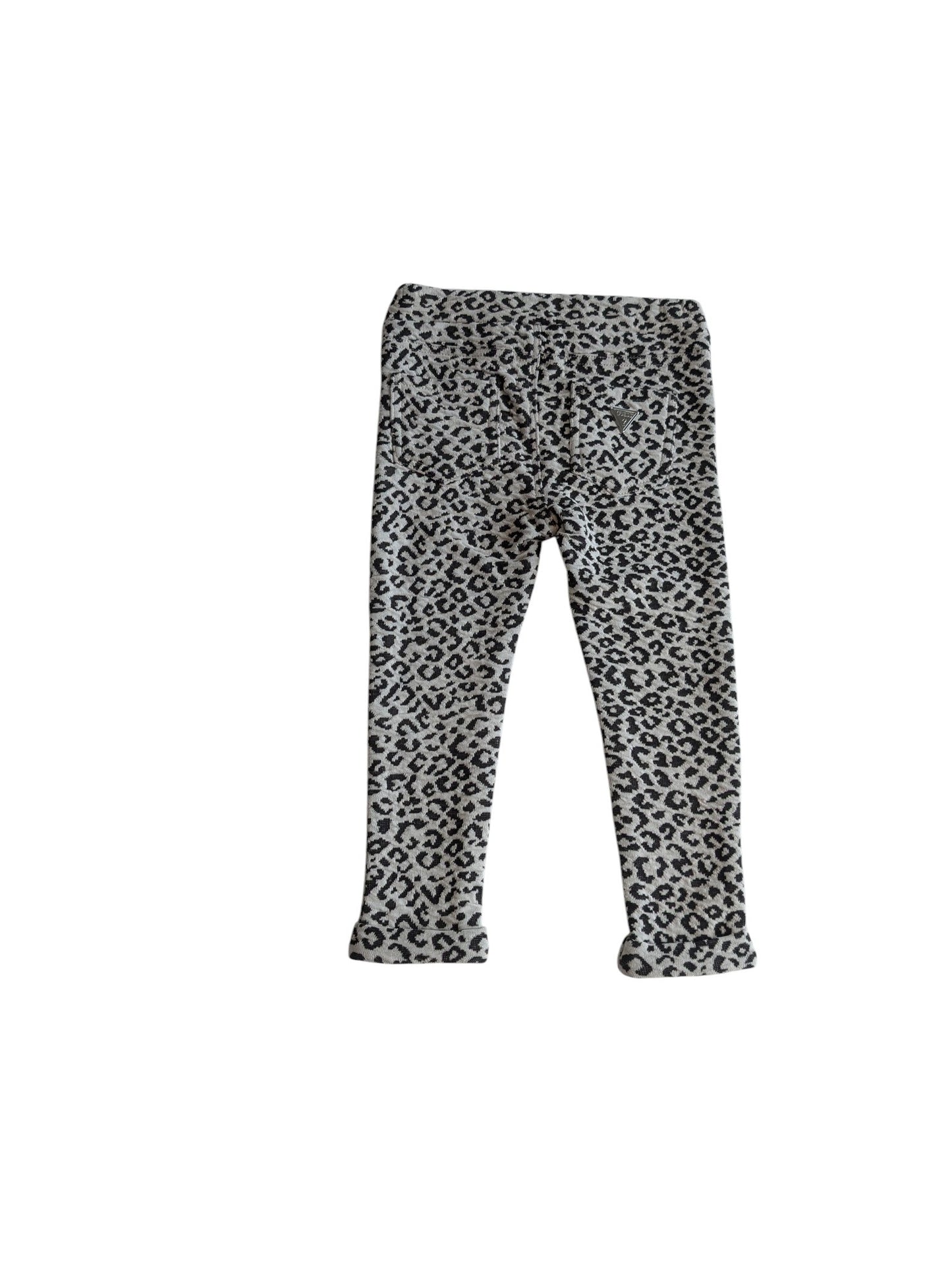 Pierrot Outlet meisjes legging met luipaardprint in zwart en wit, met een klein zakje met logo op de achterkant.