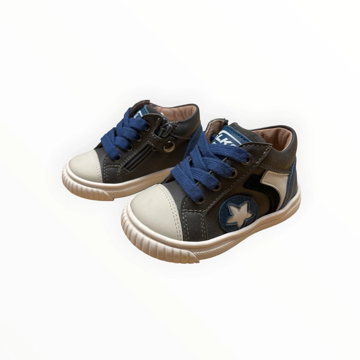 Pierrot Outlet leren babysneakers in grijs en blauw met ster-detail, veters en handige ritssluiting aan de zijkant.