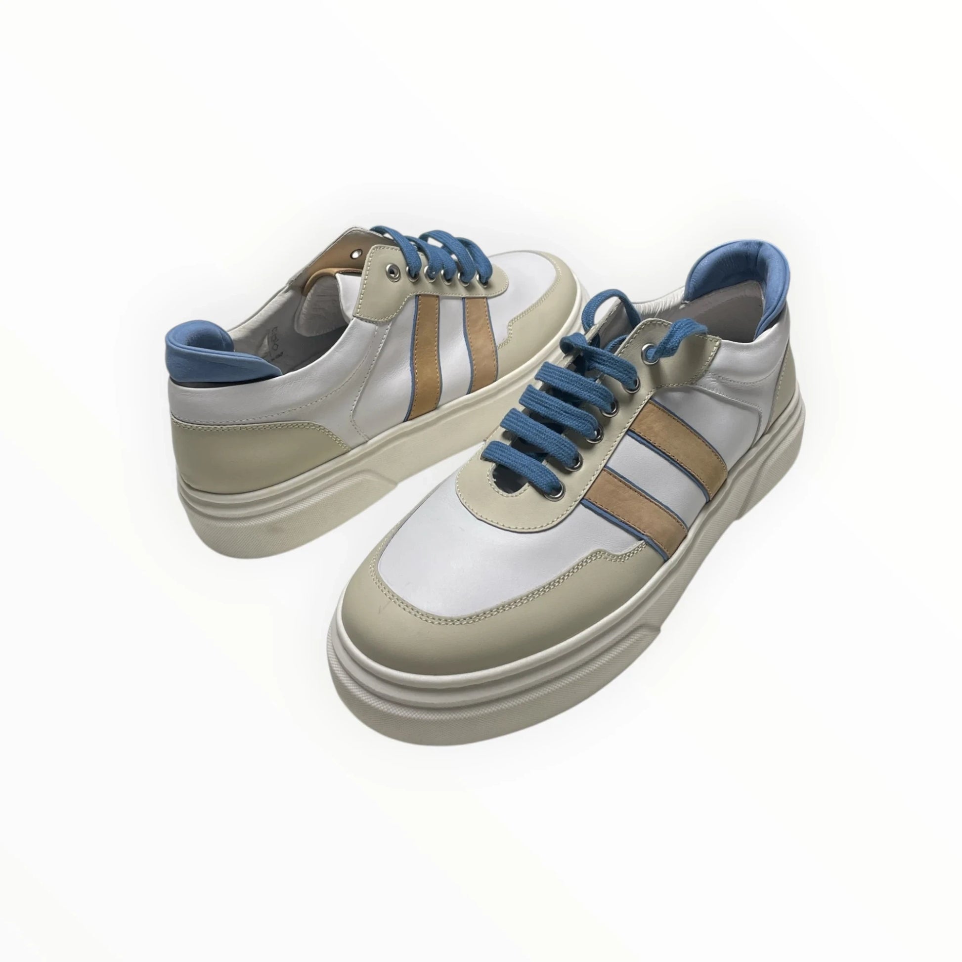 Pierrot Outlet lage leren herensneakers in wit, beige en blauw met contrasterende veters en een robuuste zool.