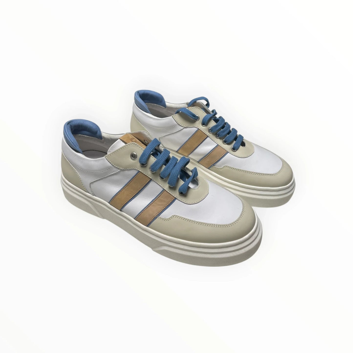 Pierrot Outlet lage leren herensneakers in wit met beige kleurvlakken en opvallende blauwe veters en voering.