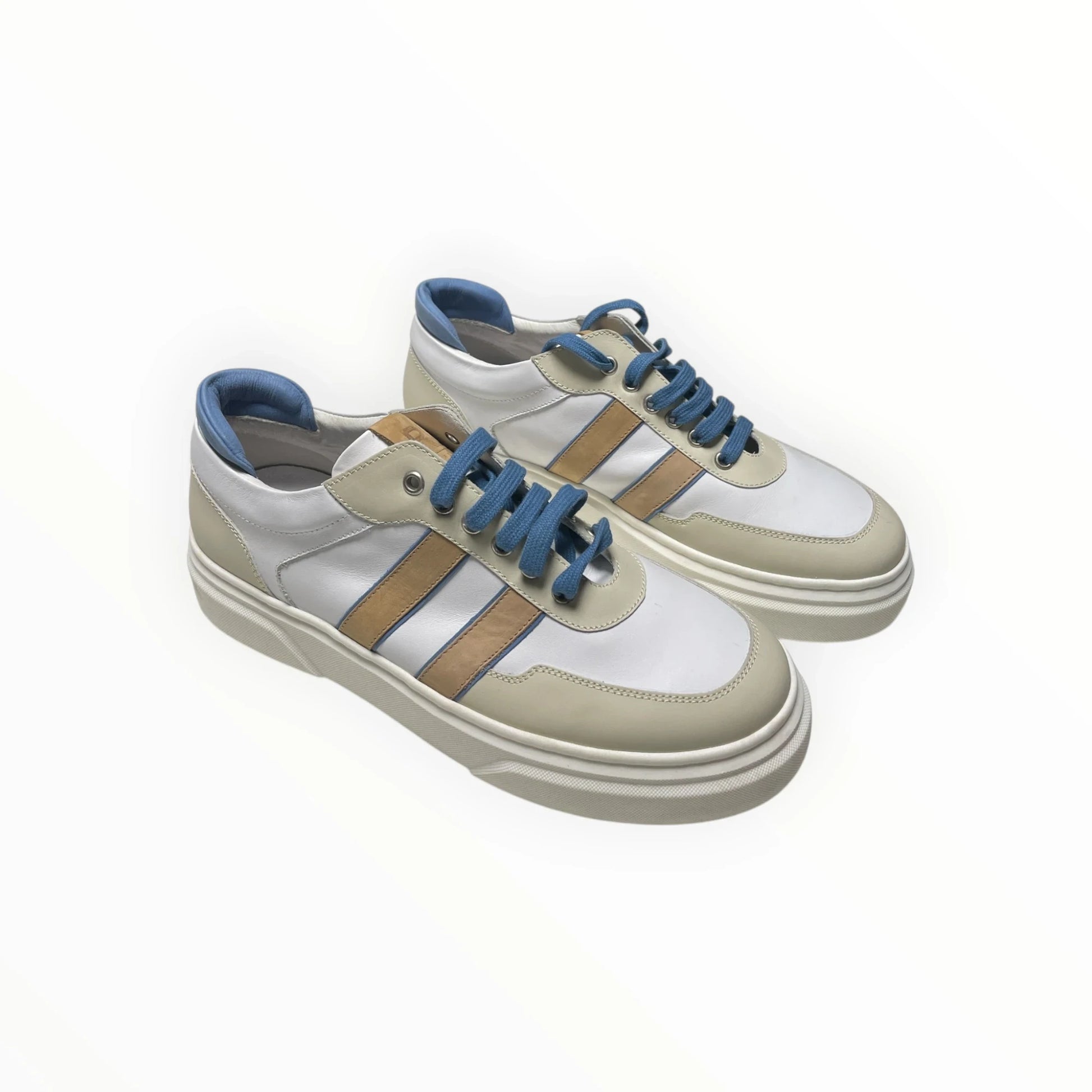 Pierrot Outlet lage leren herensneakers in wit met beige kleurvlakken en opvallende blauwe veters en voering.