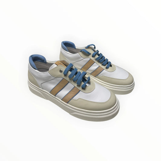 Pierrot Outlet lage leren herensneakers in wit met beige kleurvlakken en opvallende blauwe veters en voering.