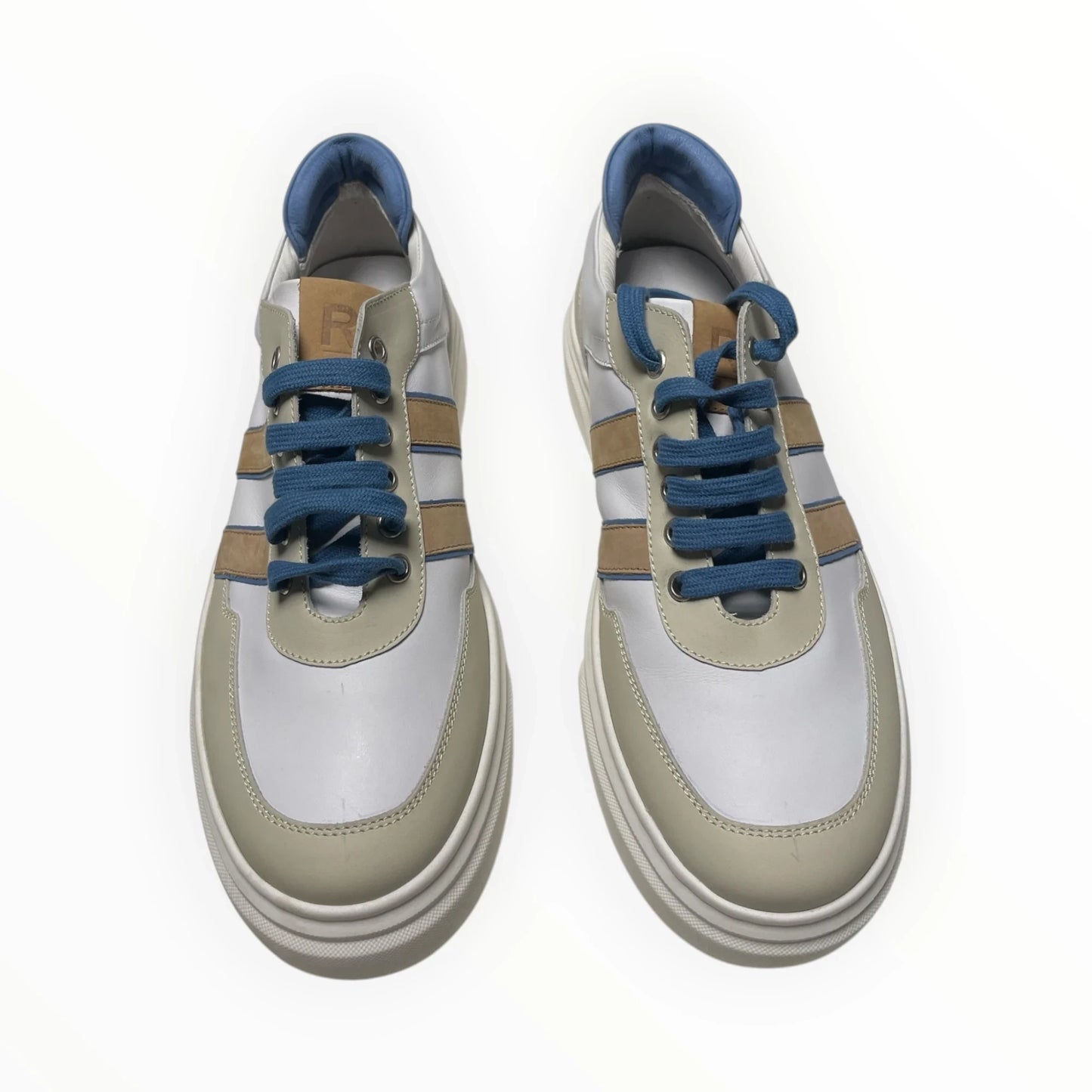 Pierrot Outlet lage leren herensneakers in wit, beige en blauw met contrasterende veters en een robuuste zool.