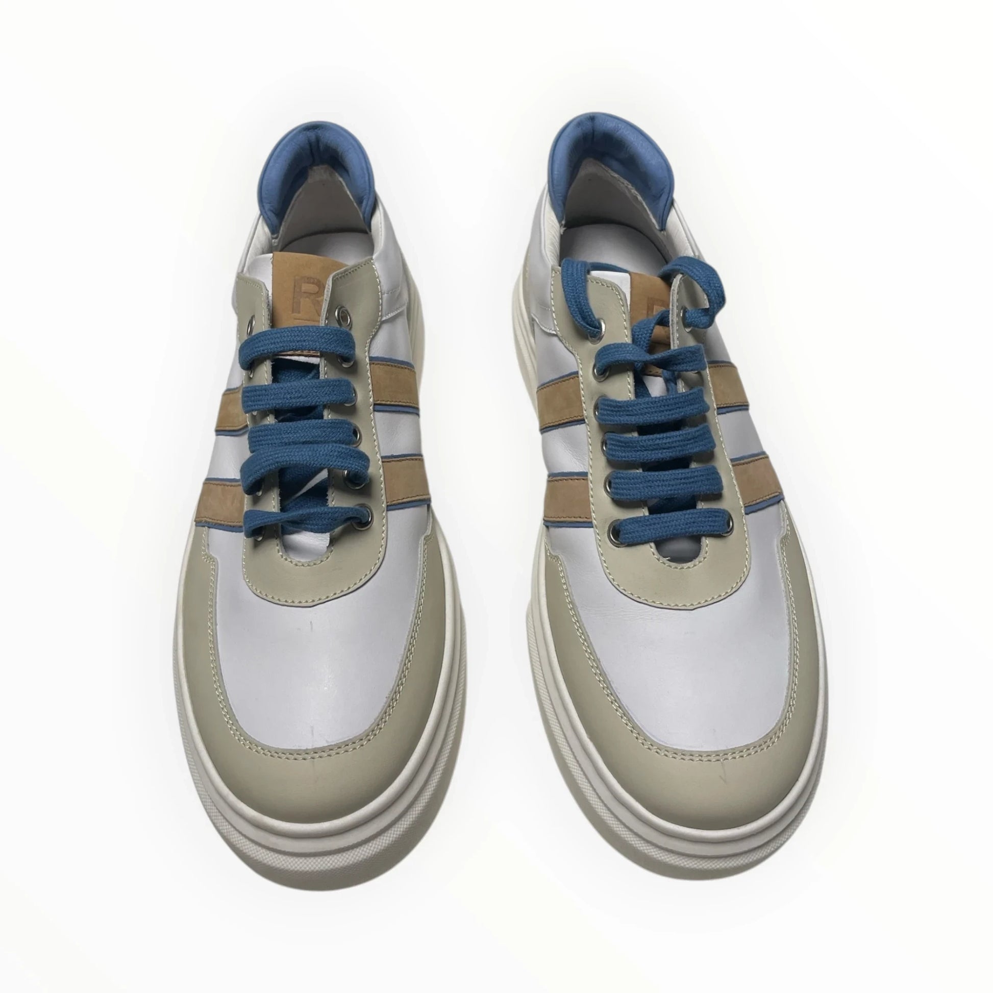 Pierrot Outlet lage leren herensneakers in wit, beige en blauw met contrasterende veters en een robuuste zool.