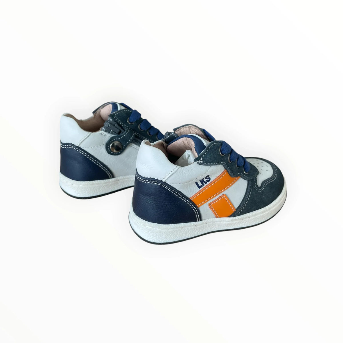 Pierrot Outlet kindersneakers in donkerblauw, wit en oranje met veters en ritssluiting voor optimaal comfort.