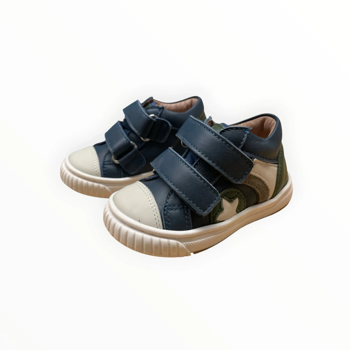Pierrot Outlet leren kindersneakers in donkerblauw en olijfgroen met klittenband en ster-detail op een witte zool.