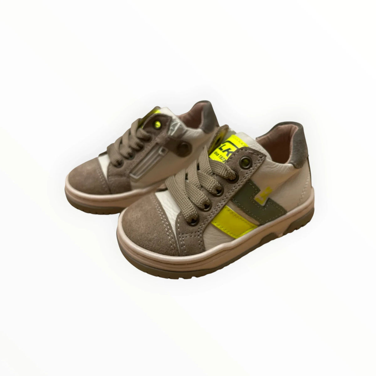 Pierrot Outlet kindersneakers in zand en grijs leer met neongele accenten, veters en ritssluiting voor optimaal comfort.