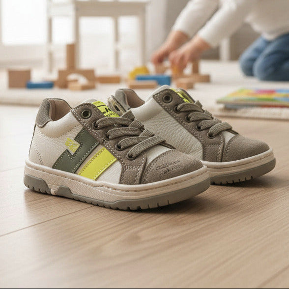Pierrot Outlet kindersneakers in zand en grijs met neongele accenten, vetersluiting en stevige zool voor dagelijks gebruik