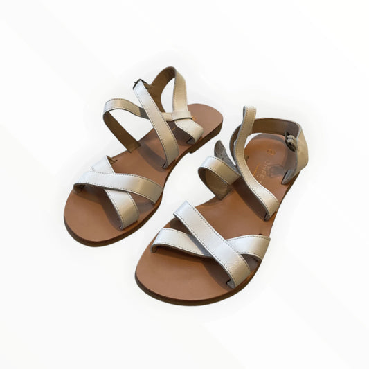 Pierrot Outlet crèmekleurige leren sandalen met bandjes en gespsluiting. Comfortabele platte zool.