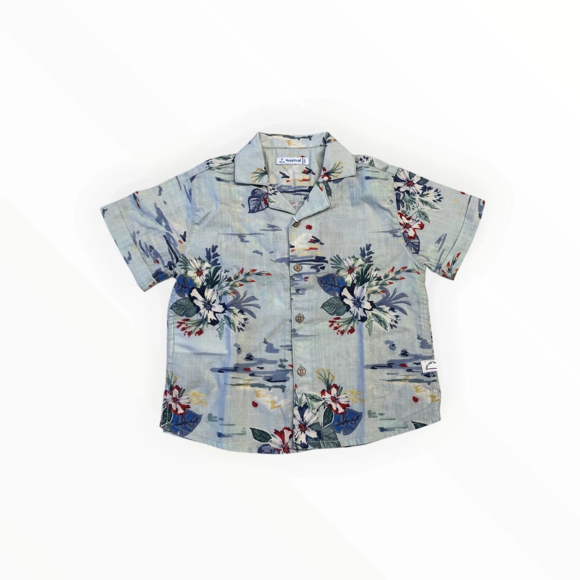 Pierrot Outlet lichtblauwe jongen shirt met korte mouwen en tropische bloemenprint. Zomerse kleding.