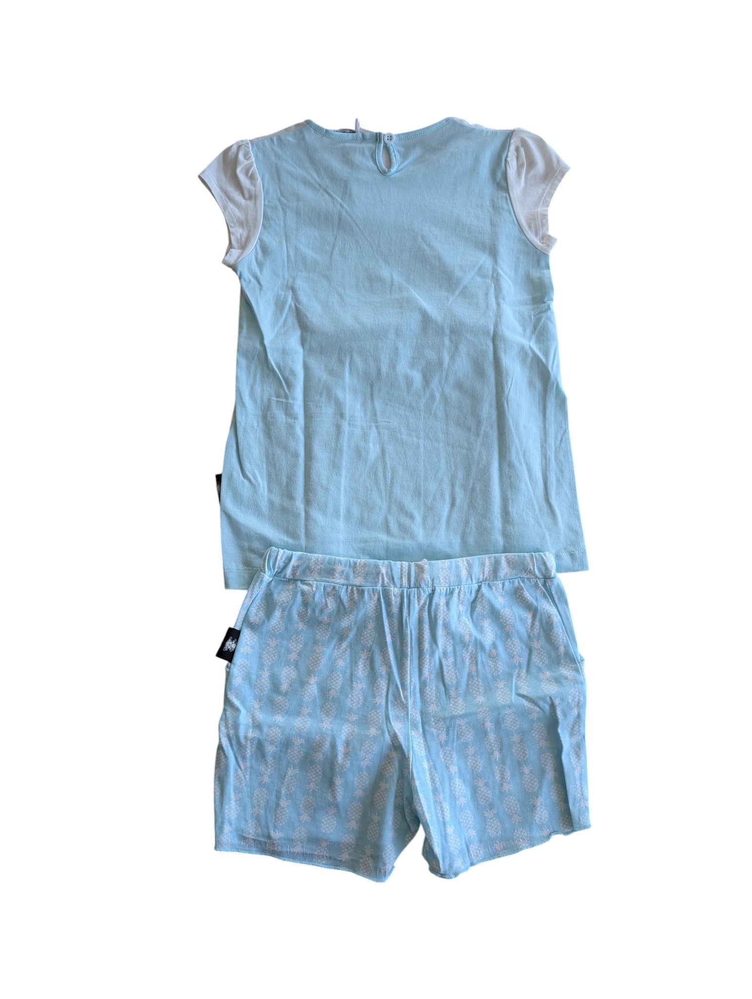 Pierrot Outlet lichtblauwe dames pyjamaset met T-shirt en short met ananasprint voor een comfortabele zomernacht.