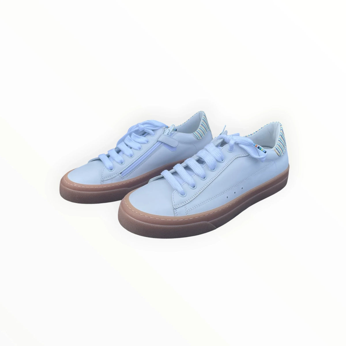 Pierrot Outlet lichtblauwe leren sneakers met vetersluiting, gestreepte hiel en bruine rubberen zool