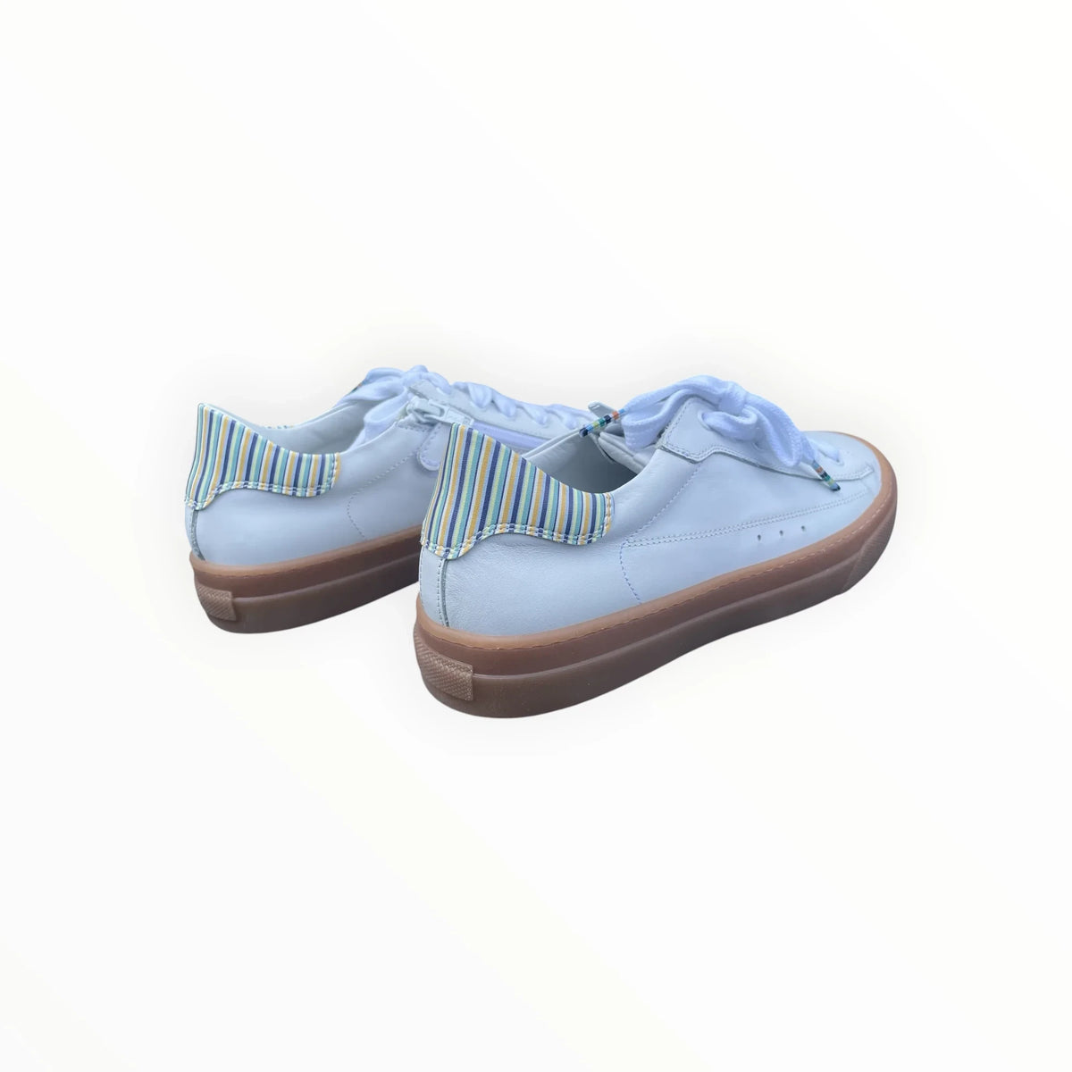 Pierrot Outlet lichtblauwe leren sneakers met gestreepte hiel en bruine rubberen zool
