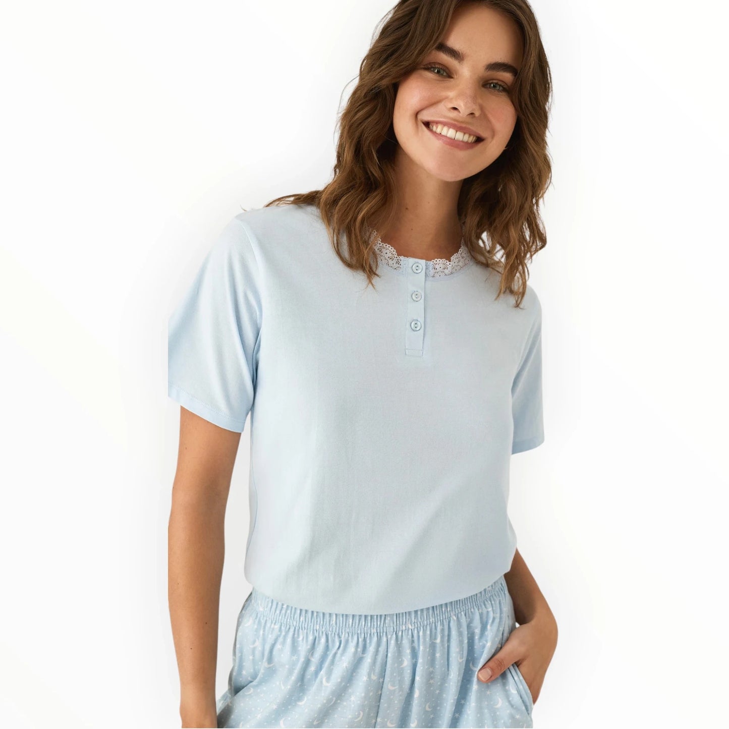 Pierrot Outlet lichtblauwe pyjamaset met korte mouwen, kanten kraag en maanprint short.