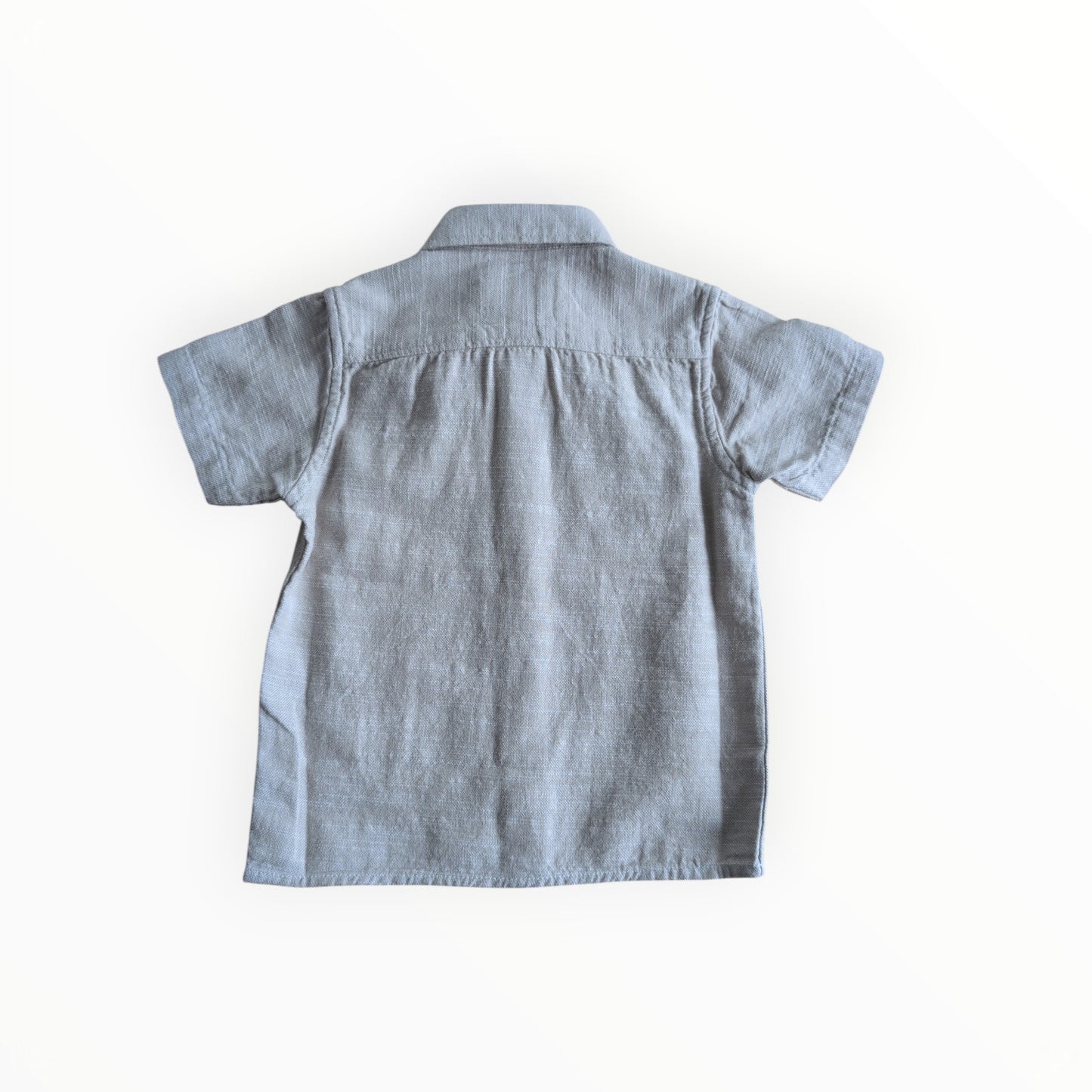 Pierrot Outlet lichtgrijze korte mouw blouse voor jongens, katoenmix, klassieke kraag, twee borstzakjes, knoopsluiting.