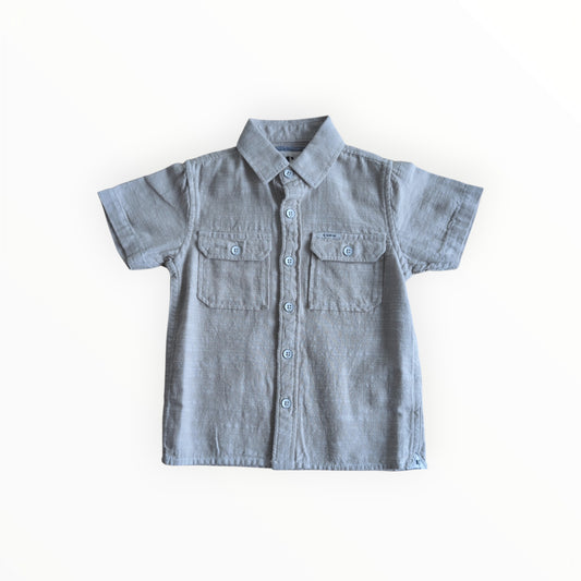Pierrot Outlet lichtgrijze korte mouw blouse voor jongens, katoenmix, klassieke kraag, twee borstzakjes, knoopsluiting.