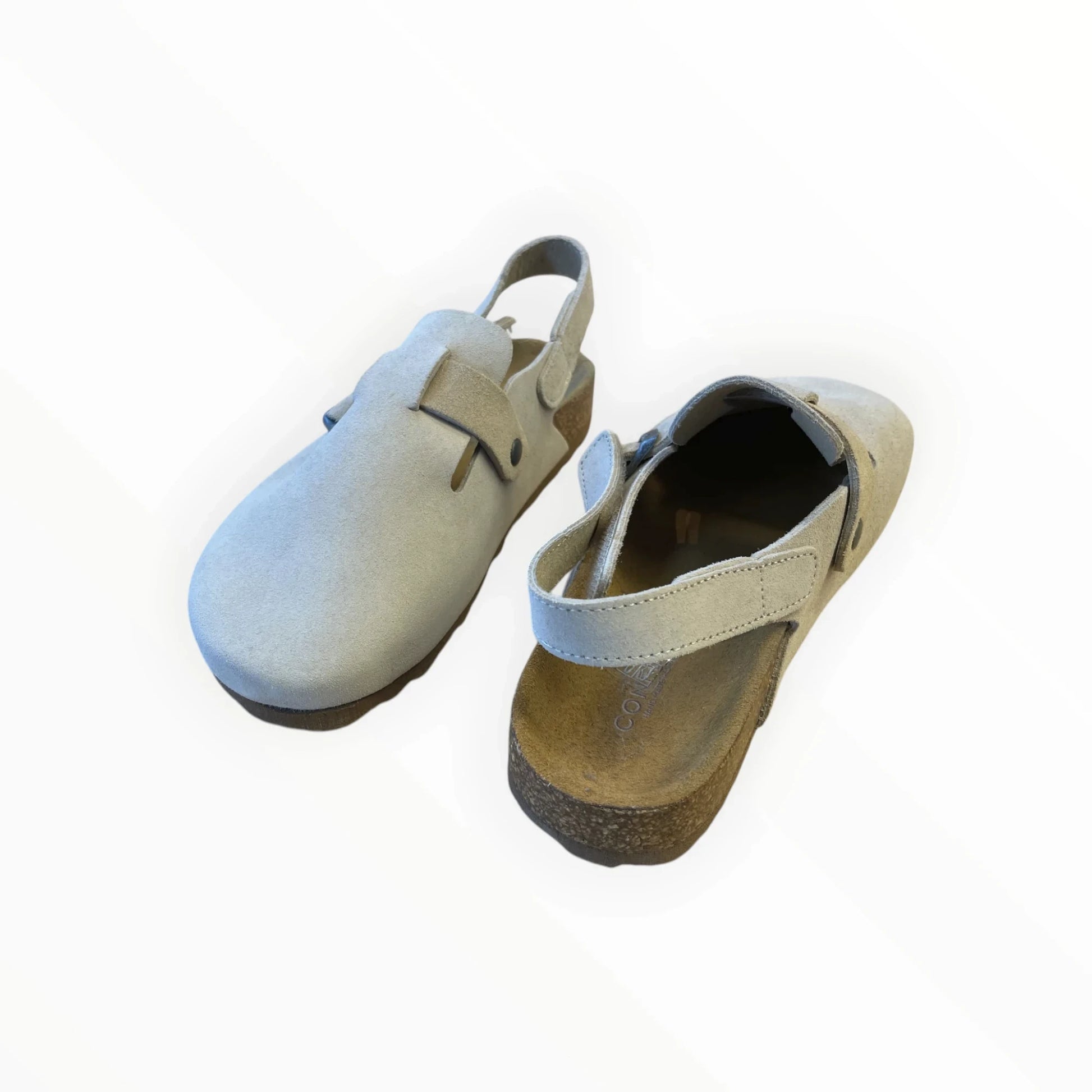 Pierrot Outlet lichtgrijze suède klomp sandalen met verstelbare bandjes en drukknoopsluiting.