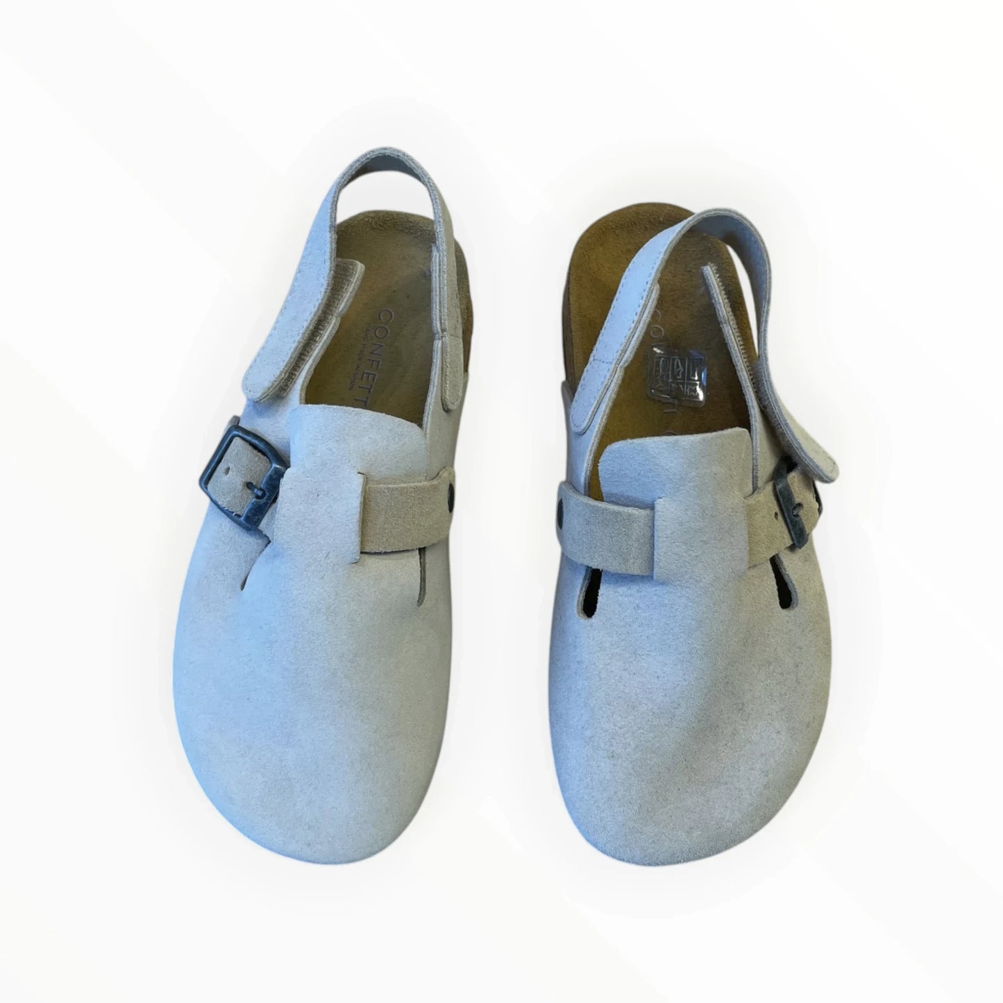 Pierrot Outlet lichtgrijze suède klomp sandalen met gesp en drukknoop. Comfortabele schoenen met kurken zool.