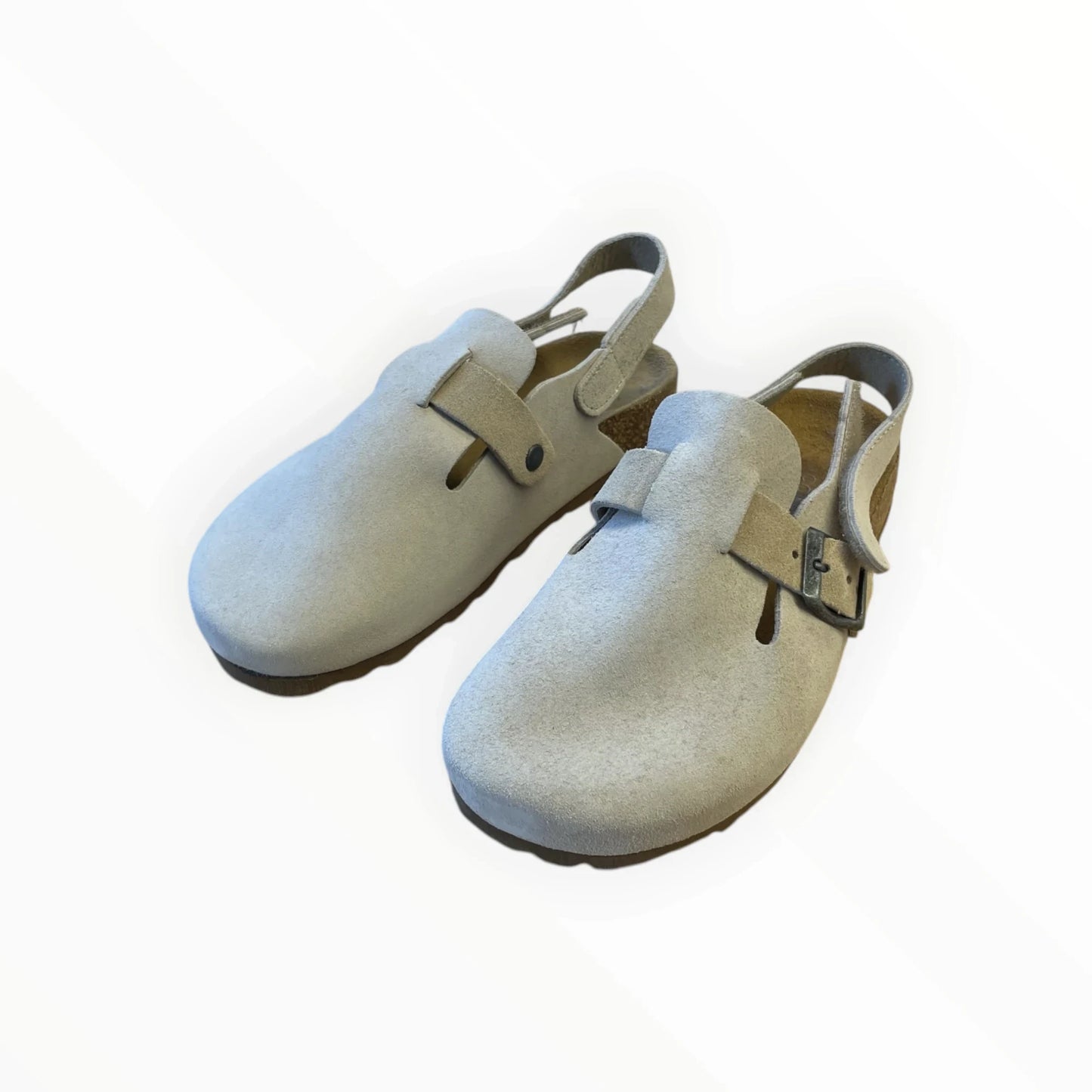Pierrot Outlet lichtgrijze suède klomp sandalen met verstelbare bandjes en gesp, open zijkanten, kurken zool.