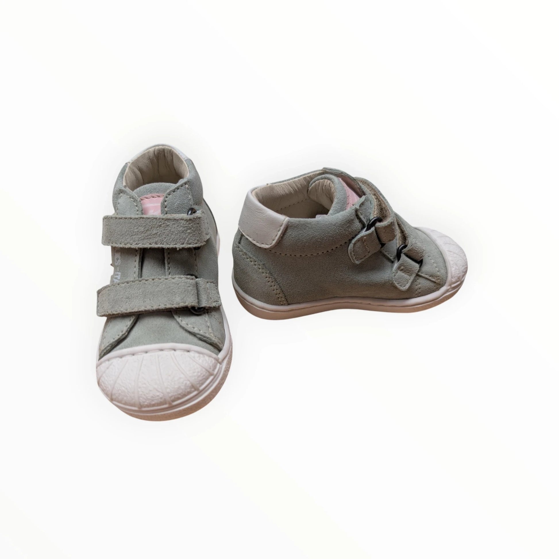 Pierrot Outlet lichtgroene suède-look babyschoenen met klittenbandsluiting en roze accenten