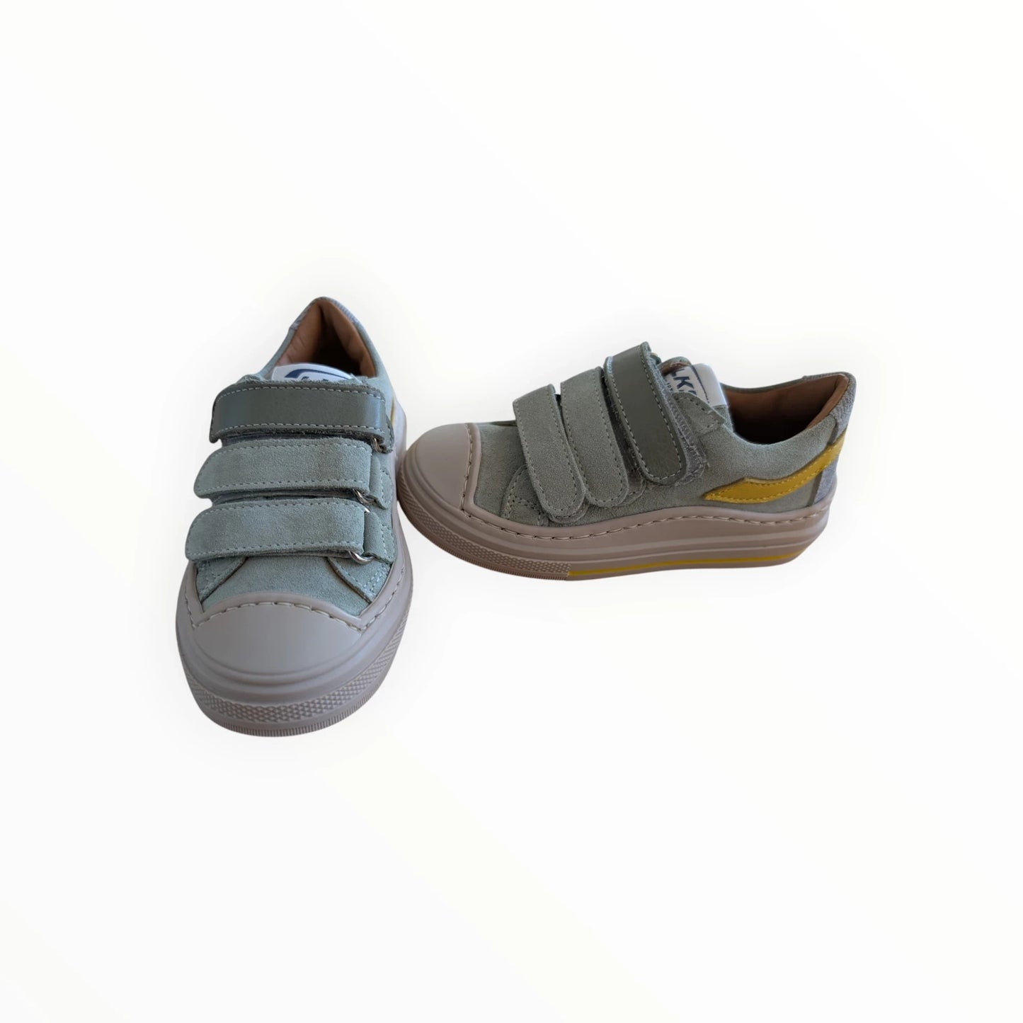 Pierrot Outlet lichtgroene suède sneakers voor kinderen met klittenbandsluiting en gele accenten.