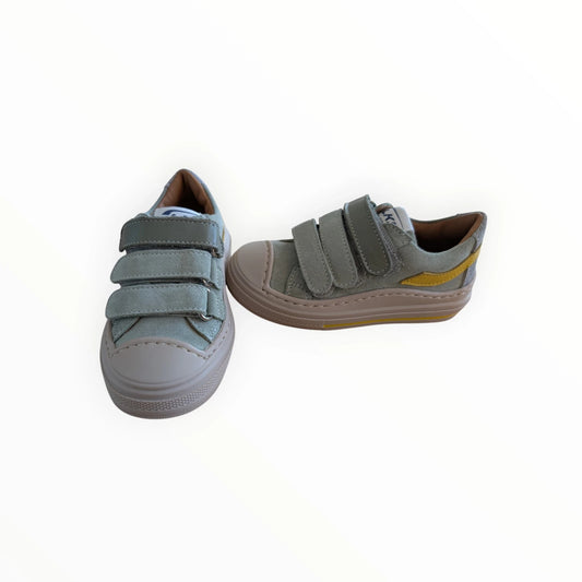 Pierrot Outlet lichtgroene suède sneakers voor kinderen met klittenbandsluiting en gele accenten.