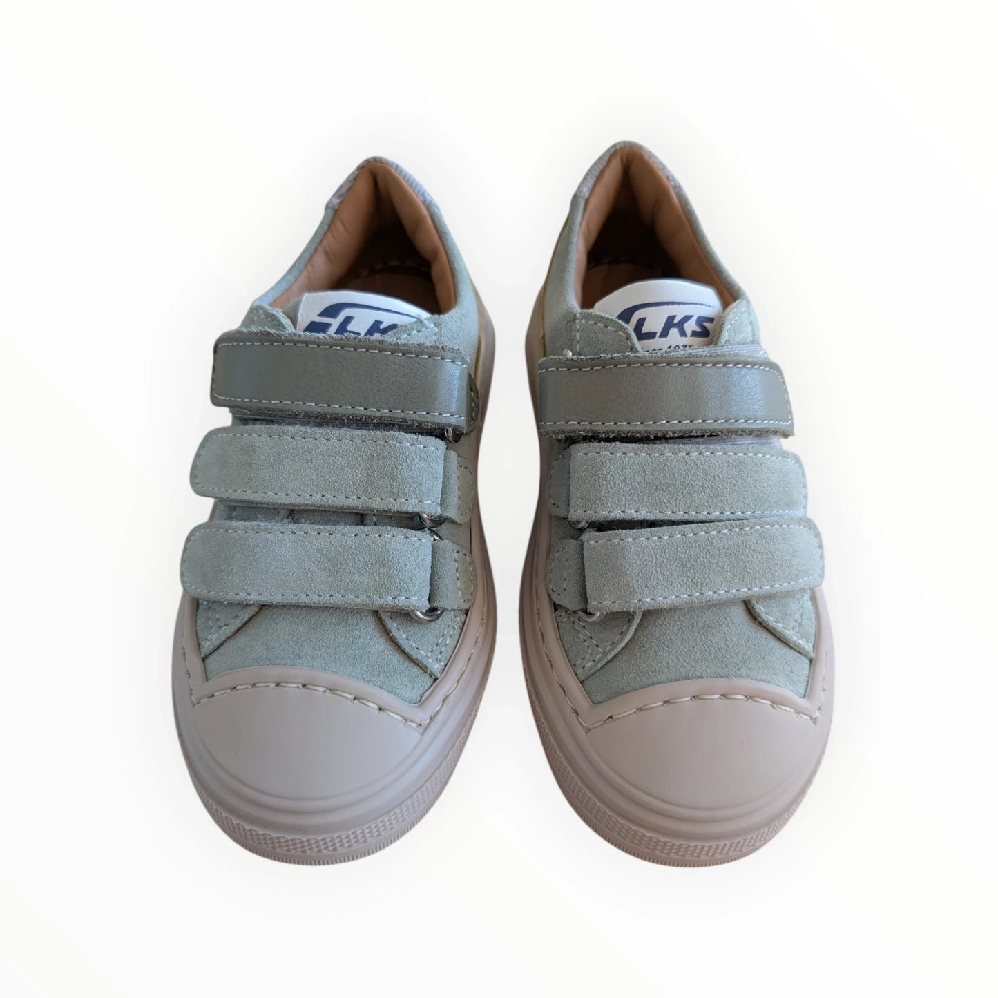 Pierrot Outlet lichtgroene suède kindersneakers met klittenbandsluiting en gele accenten.