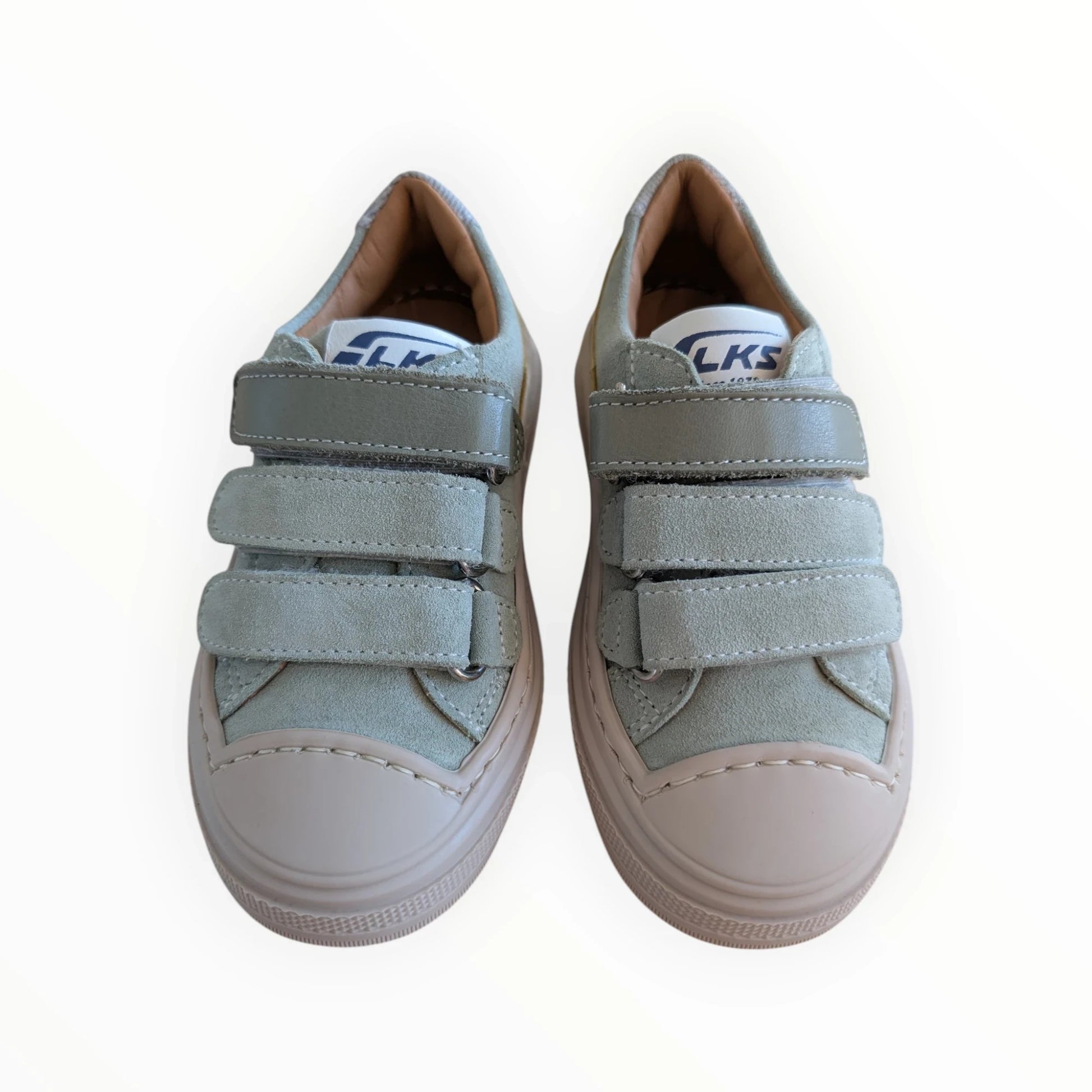 Pierrot Outlet lichtgroene suède kindersneakers met klittenbandsluiting en gele accenten.