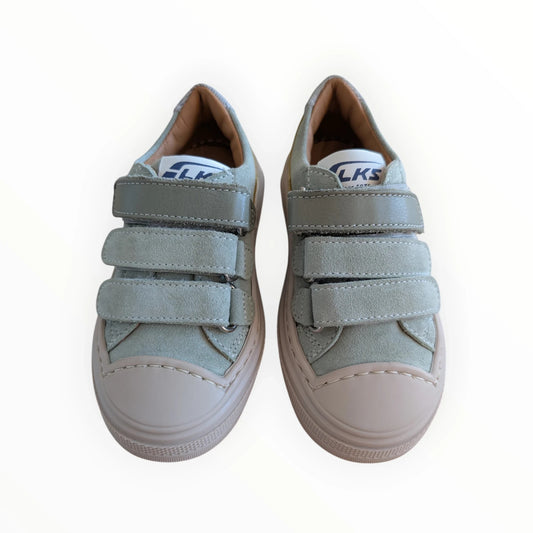 Pierrot Outlet lichtgroene suède kindersneakers met klittenbandsluiting en gele accenten.