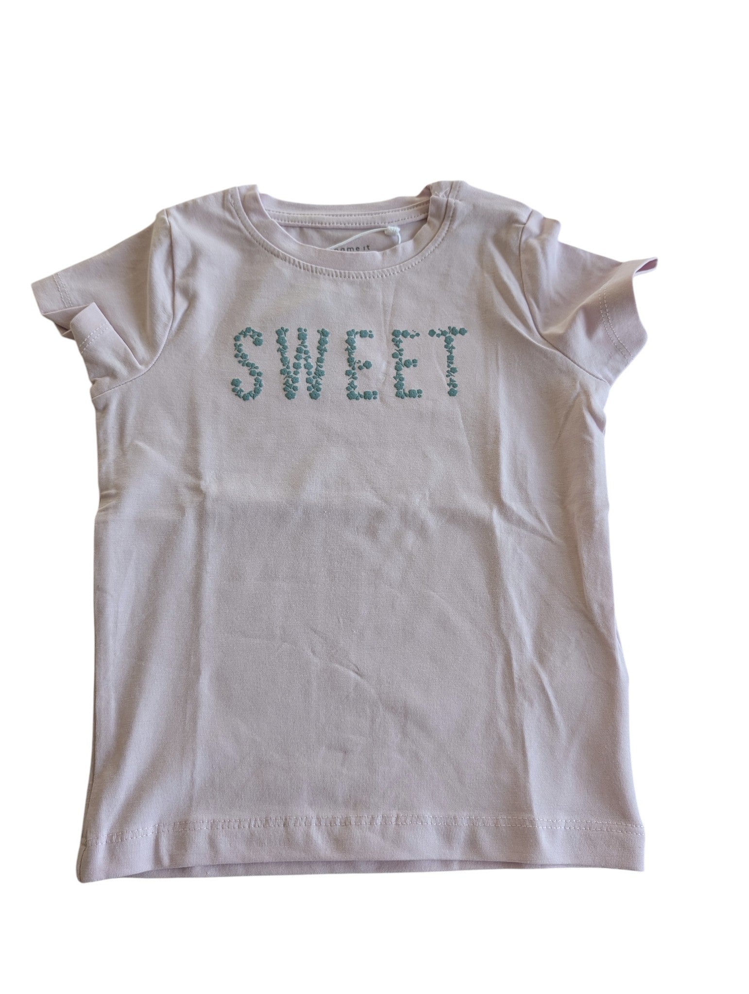 Pierrot Outlet lichtroze katoenen T-shirt voor kinderen met de tekst "SWEET" in groene bladeren en bloemen.