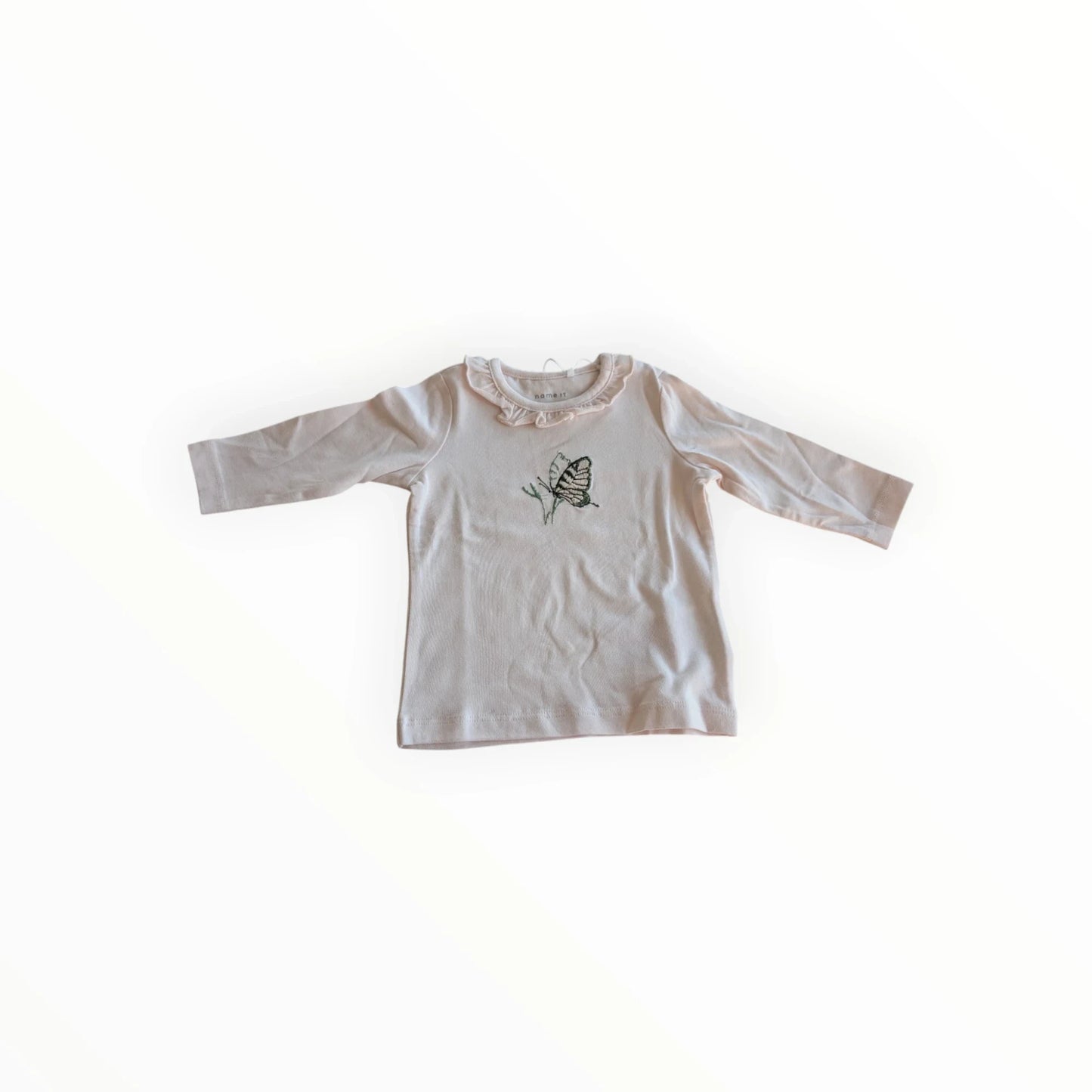 Pierrot Outlet lichtroze katoenen shirt met lange mouwen, ruchekraag en geborduurde vlinder op de borst.