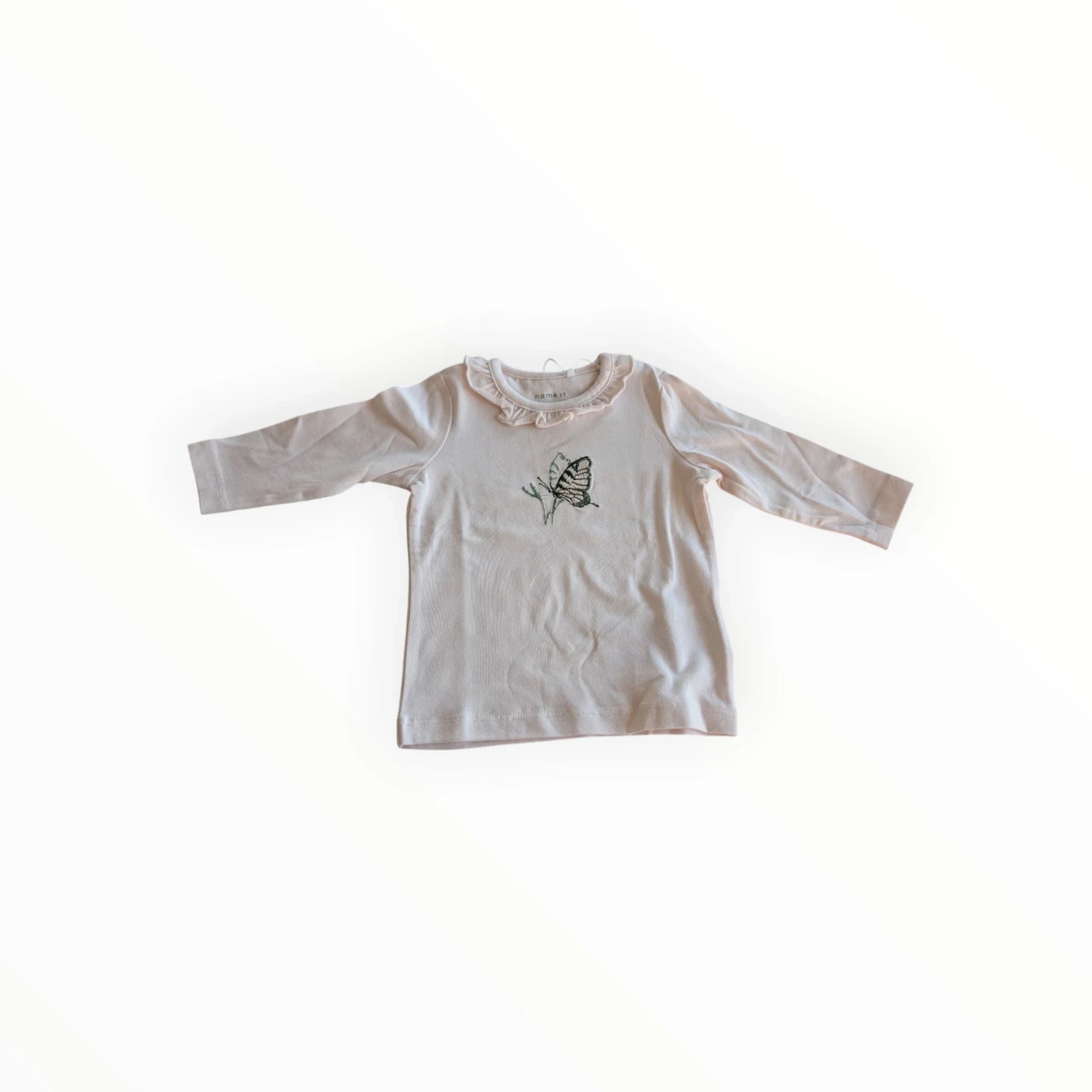 Pierrot Outlet lichtroze katoenen shirt met lange mouwen, ruchekraag en geborduurde vlinder op de borst.