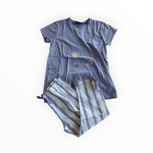 Pierrot Outlet lila dames pyjamaset met print shirt, knoopsluiting en gestreepte broek met ruches