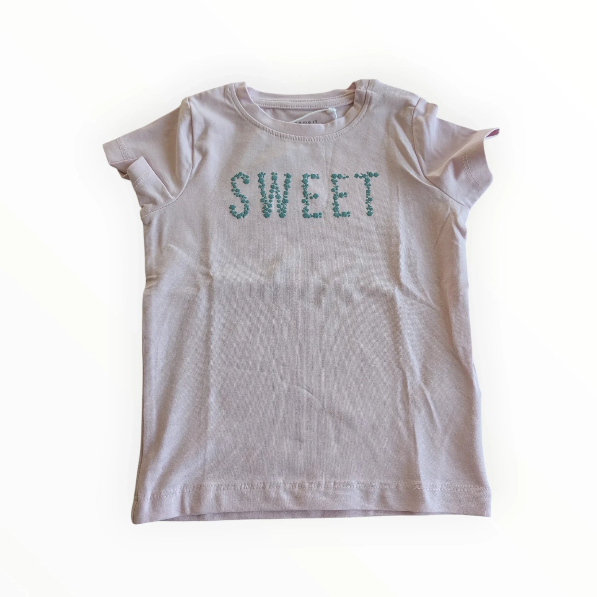 Pierrot Outlet lila katoenen T-shirt met korte mouwen en de tekst "SWEET" in groene opdruk met blaadjes.