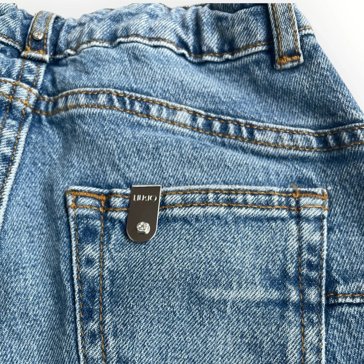 Pierrot Outlet Liu Jo blauwe denim jeans met hoge taille en metalen logo detail op de achterzak