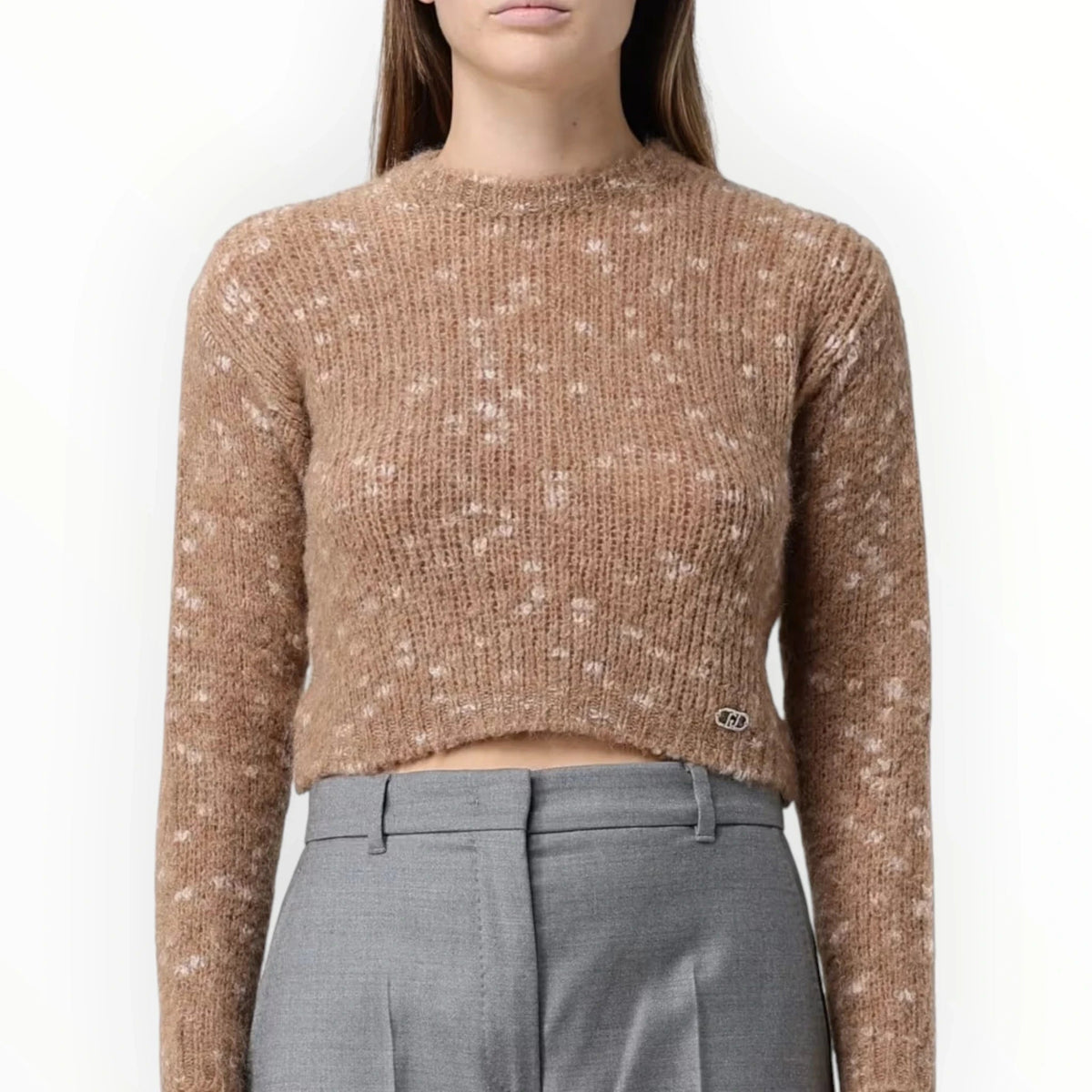 Pierrot Outlet Liu Jo bruine cropped gebreide trui met ronde hals en subtiel gemêleerd patroon op een model