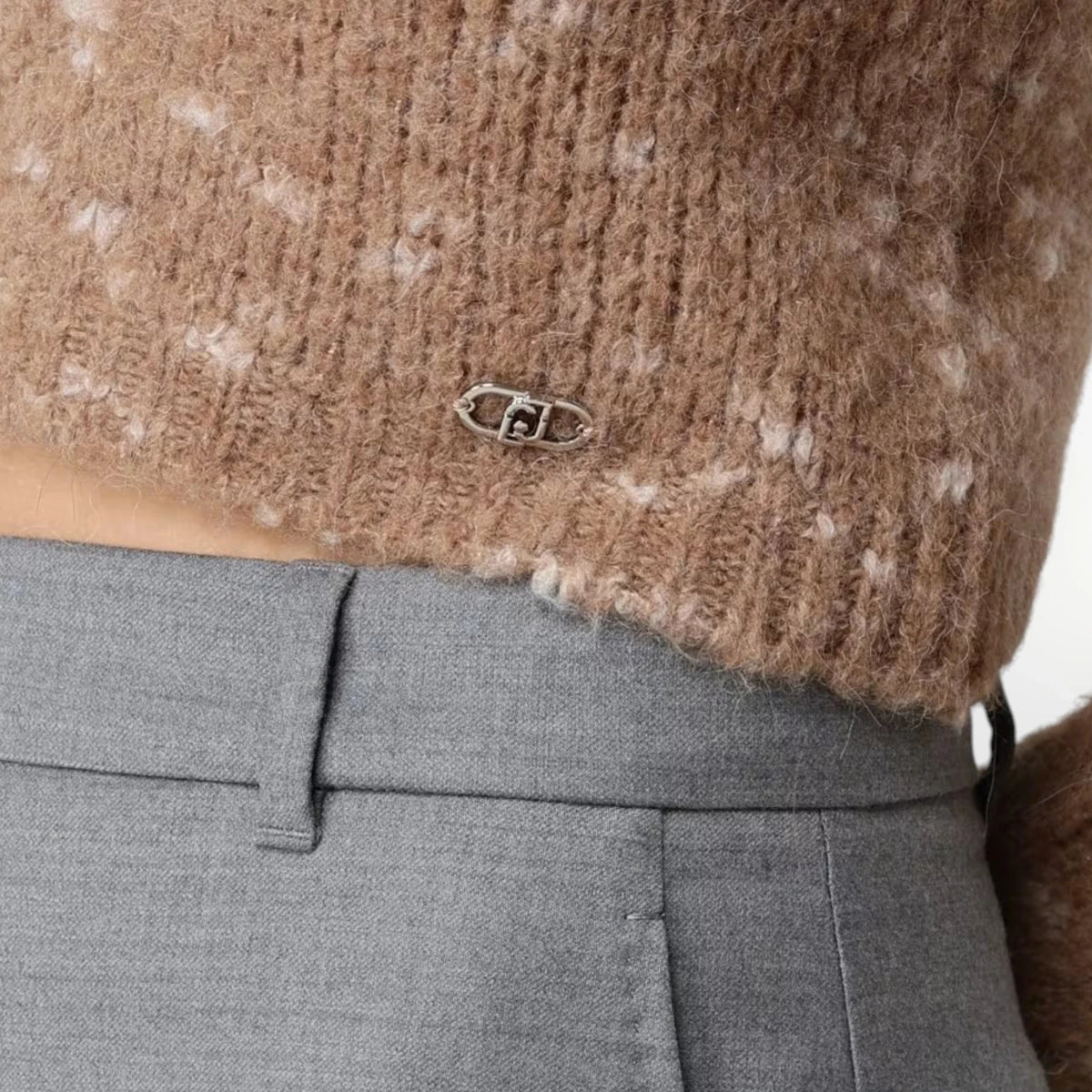 Pierrot Outlet Liu Jo bruine cropped gebreide trui met gemêleerd patroon en zilverkleurig logodetail op de zoom