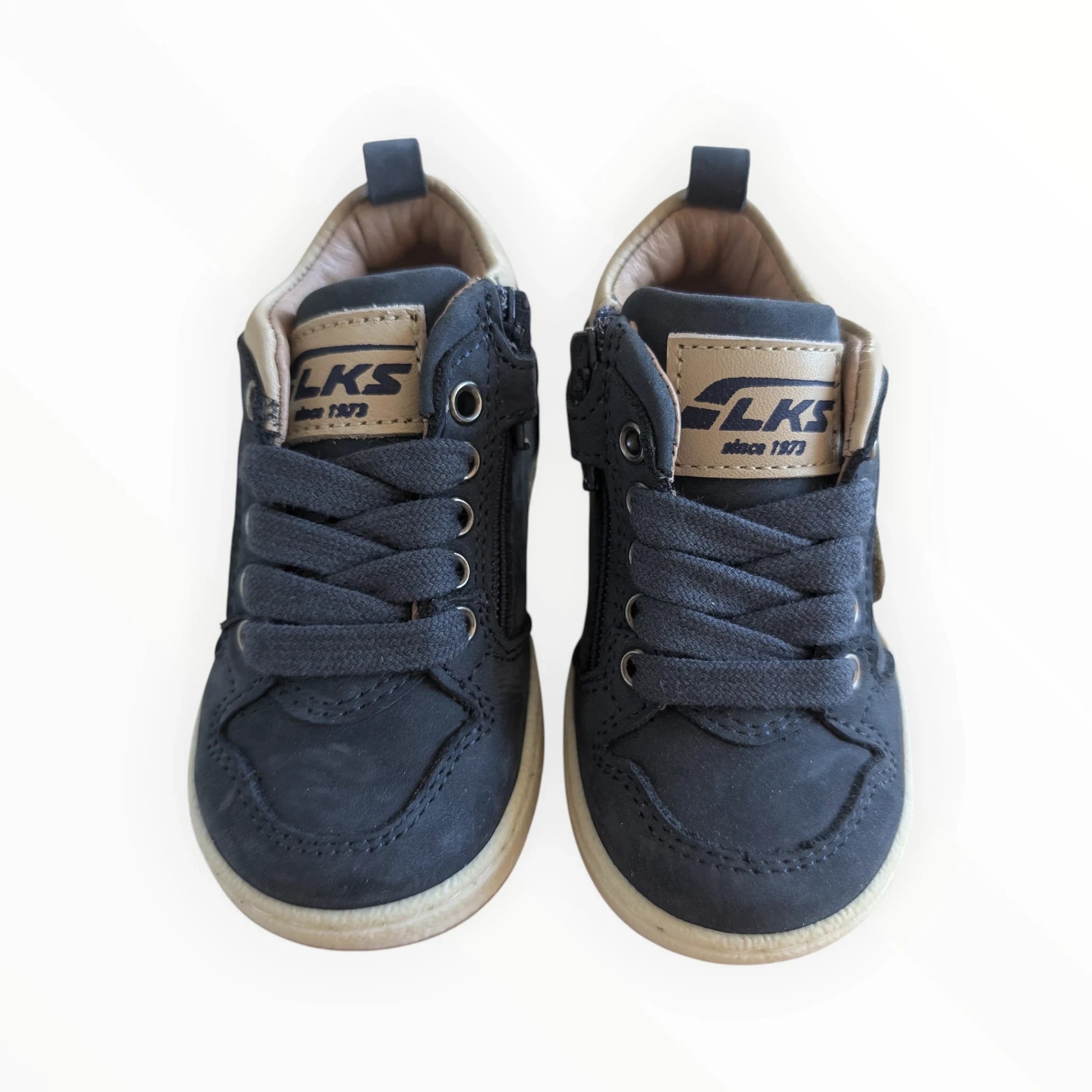 Pierrot Outlet LKS donkerblauwe jongens sneakers van suède en leer met rits en veters. Beige accenten.