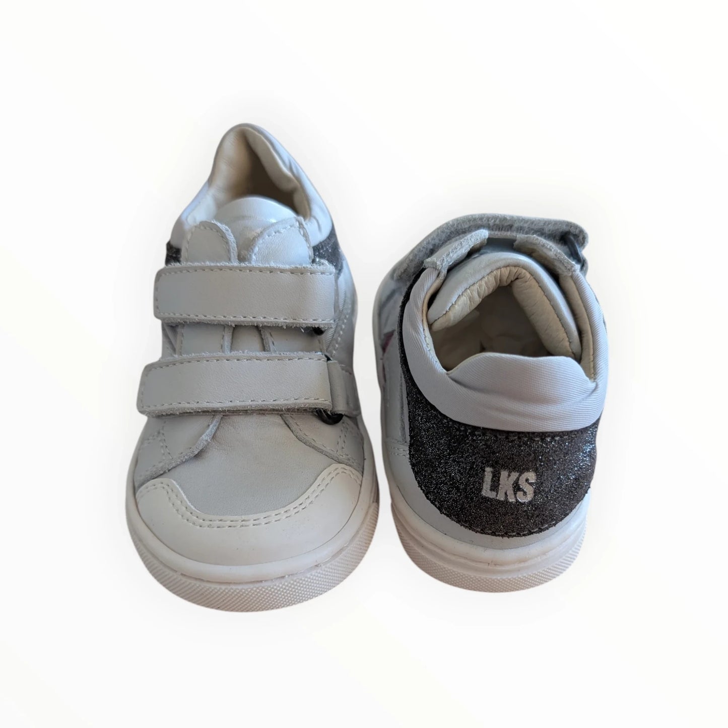 Pierrot Outlet LKS grijze leren kindersneakers met klittenbandsluiting en glitterdetails op de hiel.