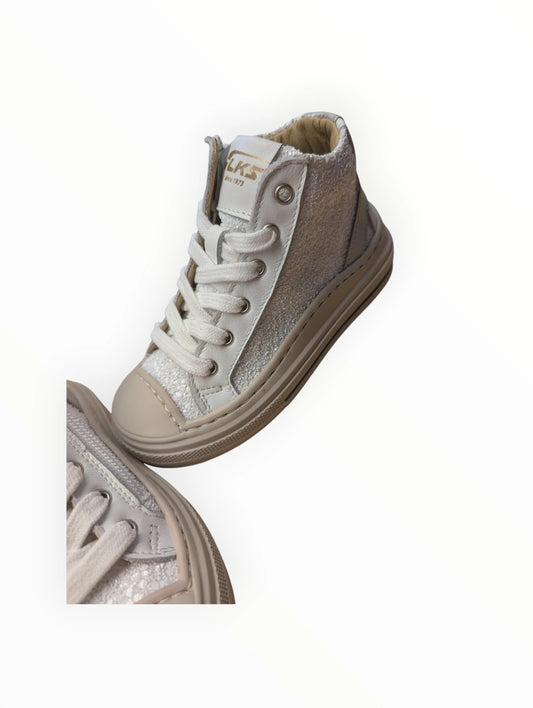 Pierrot Outlet LKS kinder hoge sneakers van wit leer en glitterstof met veters en rits. Comfortabel en stijlvol.