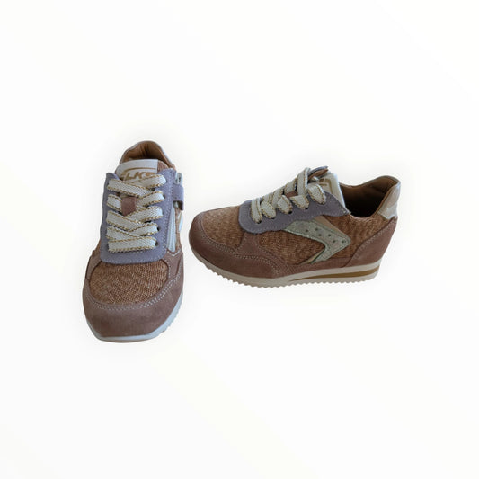 Pierrot Outlet LKS kindersneakers in bruin/roze met gouden accenten, veters en rits. Gemaakt van textiel en suède-look.