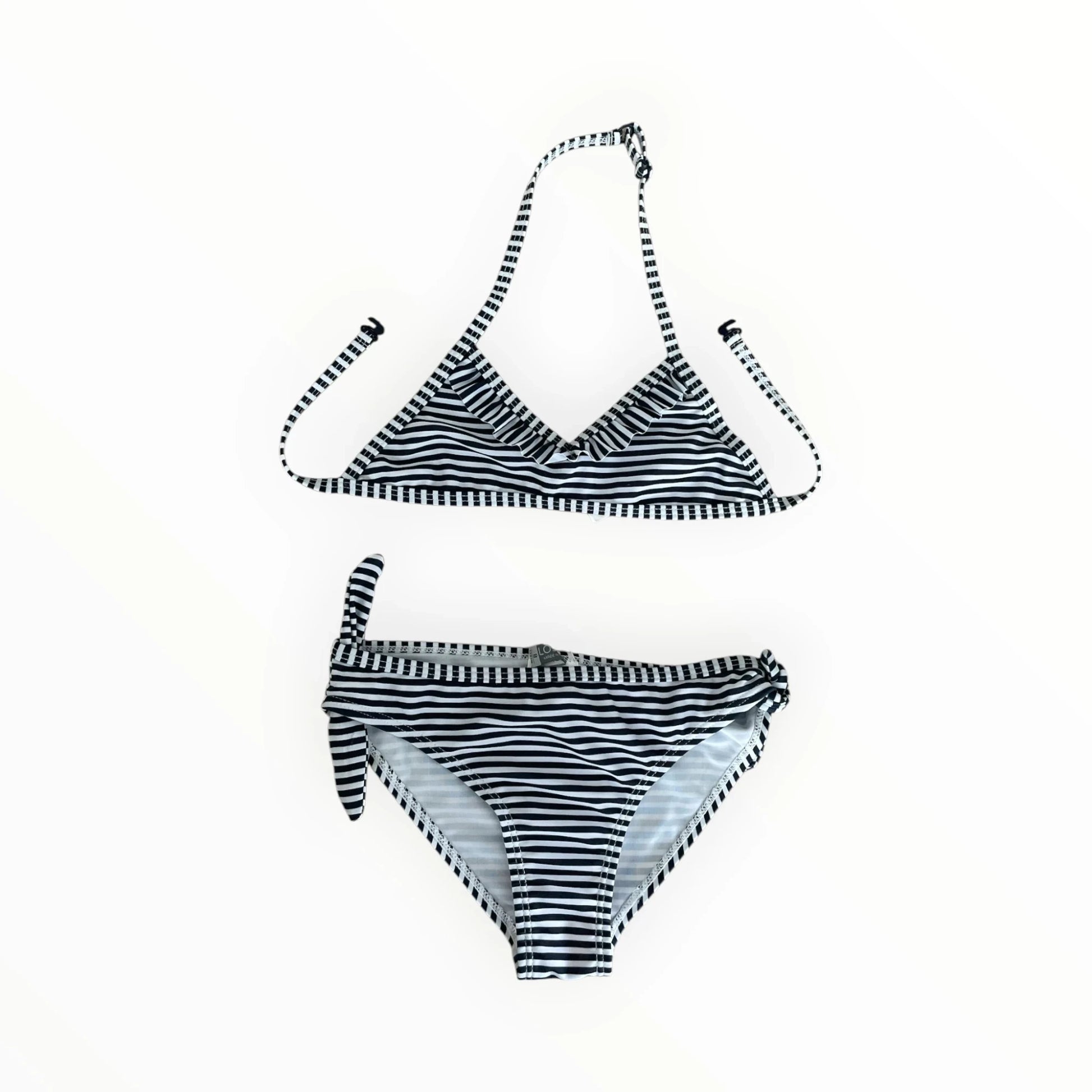 Pierrot Outlet Losan meisjesbikini met zwart-wit strepen, ruches aan de top en strikdetails op het broekje.