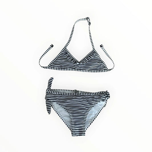 Pierrot Outlet Losan meisjesbikini met zwart-wit strepen, ruches aan de top en strikdetails op het broekje.