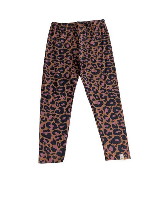 Pierrot Outlet meisjes legging met luipaardprint in bruin, zwart en roze. Gemaakt van zachte, rekbare stof met elastische tailleband.