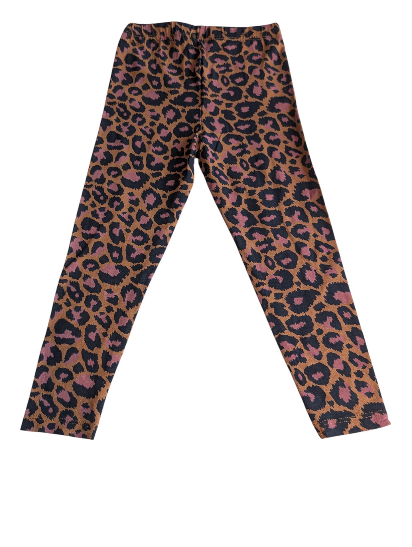 Pierrot Outlet meisjes legging met luipaardprint in bruin, zwart en roze. Gemaakt van zachte, rekbare stof met elastische tailleband.