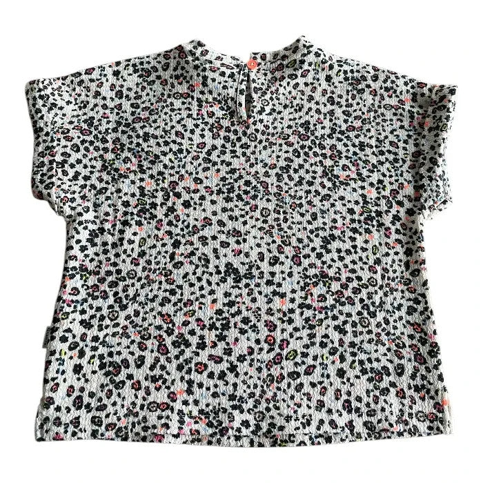 Pierrot Outlet luipaardprint top met korte mouwen, ronde hals en knoopsluiting achter. Textuur en neonkleuren.