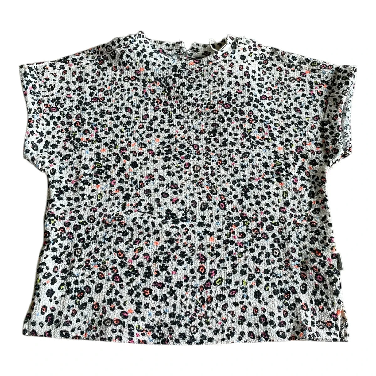 Pierrot Outlet luipaardprint top met korte mouwen, ronde hals en knoopsluiting achter. Textuur en neonkleuren.