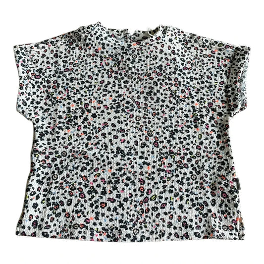 Pierrot Outlet luipaardprint top met korte mouwen, ronde hals en knoopsluiting achter. Textuur en neonkleuren.