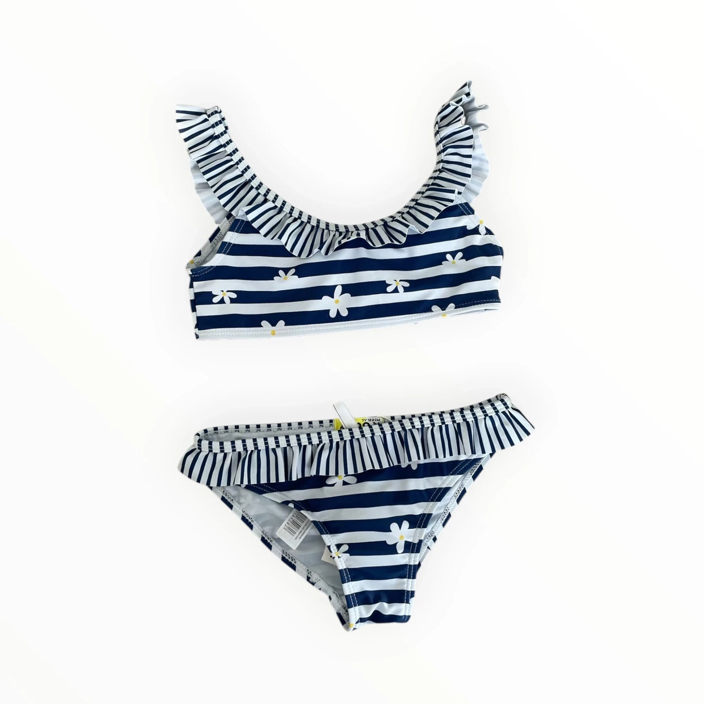 Pierrot Outlet meisjesbikini met marineblauwe strepen, bloemenprint en speelse ruches voor op het strand.